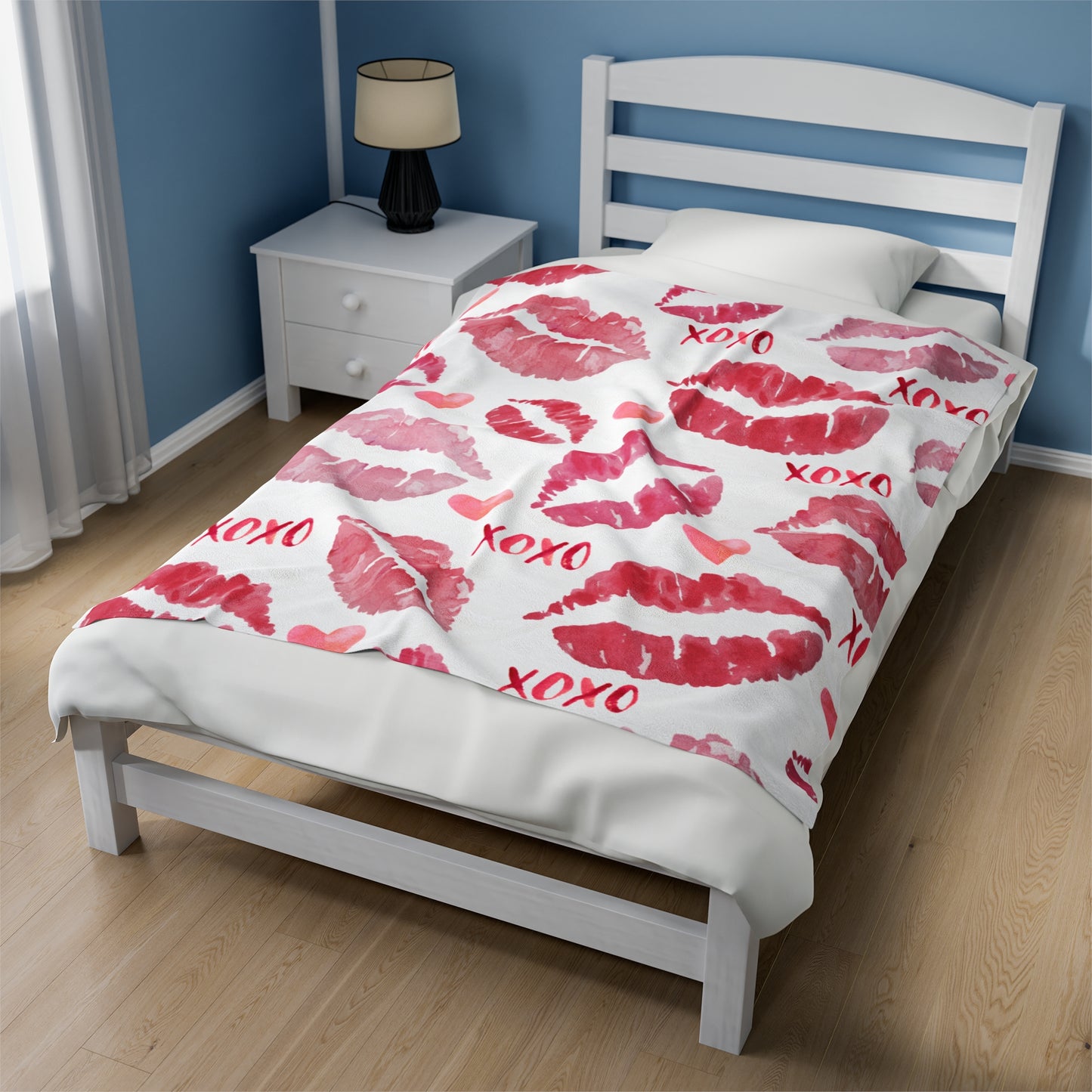 Plush Blanket with Lipstick Prints and XOXO Hearts Pattern