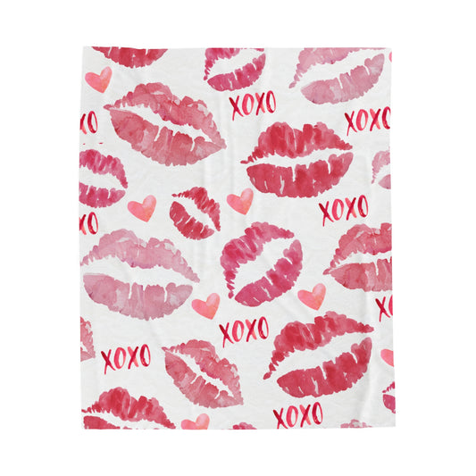 Plush Blanket with Lipstick Prints and XOXO Hearts Pattern